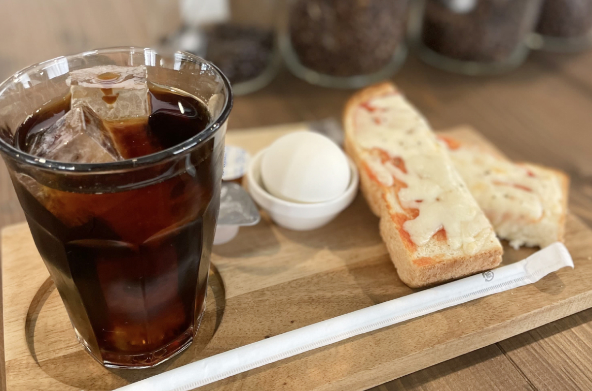 コーヒー付きの朝食