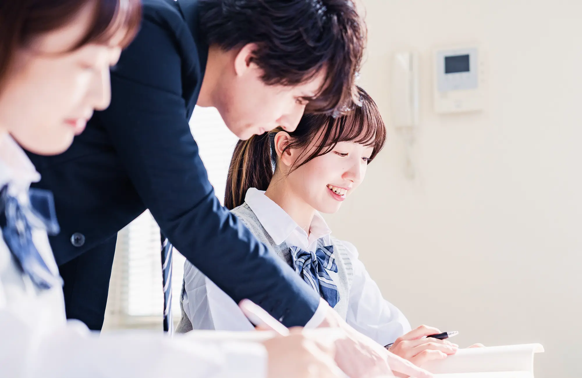 先生の指導を受ける生徒