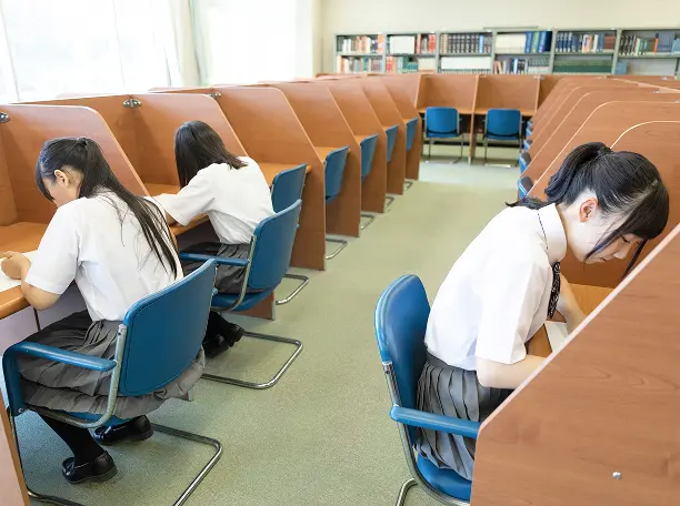 自習室での勉強風景
